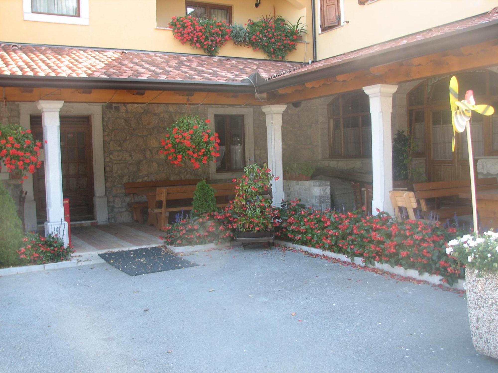 Guest House Pod Slavnikom Podgorje  Ngoại thất bức ảnh